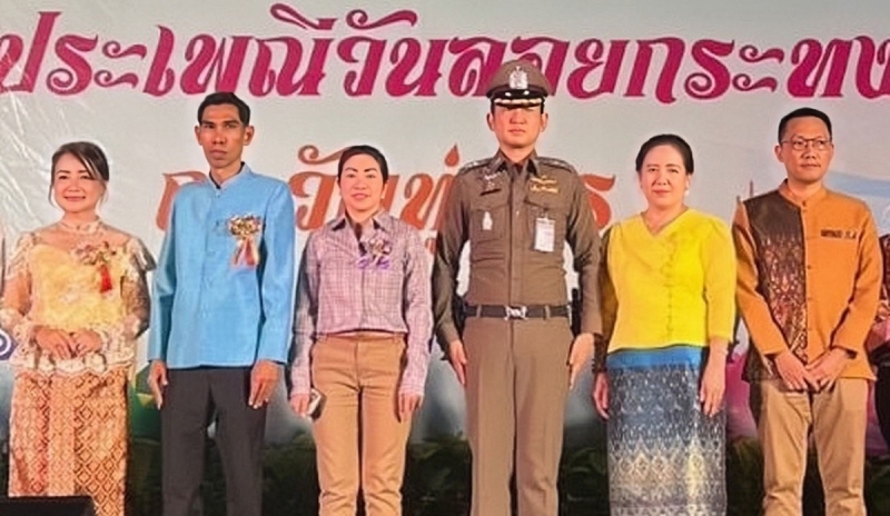 ประเพณีไทย : แอนศิริ วลัยกนก สมาชิกสภาผู้แทนราษฎรกรุงเทพมหานคร (เขตทุ่งครุ
ราษฎรบูรณะ) และ พงค์ศักดิ์ พูลยรัตน์ ผอ.เขตทุ่งครุ ร่วมกันเปิดงานวันลอยกระทง
โดยมี พ.ต.อ.จุมพล สินศิริพงษ์ ผู้กำกับการสถานีตำรวจนครบาลทุ่งครุ
พร้อมคณะกรรมการสภาวัฒนธรรมเขตทุ่งครุ ร่วมงาน ที่ วัดทุ่งครุ ประชาอุทิศ