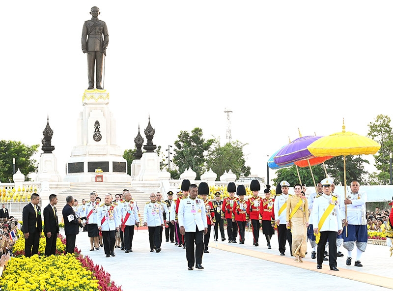พระบาทสมเด็จพระเจ้าอยู่หัว และ สมเด็จพระนางเจ้าฯ พระบรมราชินี เสด็จพระราชดำเนินไปทรงวางพุ่มดอกไม้ ณ พระบรมราชานุสาวรีย์พระบาทสมเด็จพระบรม
ชนกาธิเบศร มหาภูมิพลอดุลยเดชมหาราช บรมนาถบพิตร เขตดุสิต เสร็จแล้ว เสด็จพระราชดำเนินไปในการพระราชพิธีทรงบำเพ็ญพระราชกุศลทักษิณานุปทาน เนื่องในวันคล้ายวันพระบรมราชสมภพพระบาทสมเด็จพระบรมชนกาธิเบศร มหาภูมิพลอดุลยเดชมหาราช บรมนาถบพิตร ณ พระที่นั่งอมรินทรวินิจฉัย ในพระบรมมหาราชวัง ในโอกาสนี้ สมเด็จพระเจ้าลูกเธอ เจ้าฟ้าสิริวัณณวรีฯ และ สมเด็จพระเจ้าลูกยาเธอ เจ้าฟ้าทีปังกรรัศมีโชติฯ โดยเสด็จในการนี้ด้วย เมื่อวันพฤหัสบดีที่ 5 ธันวาคม 2567

