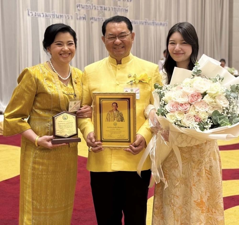 ร่วมปลื้ม : ดร.อิทธิกร
ศรีจันบาล ประธานกรรมการบริหาร บจก.สถานีรีไซเคิล วงษ์พาณิชย์สุวรรณภูมิ และ บจก.เวสท์บาย
เดลิเวอรี่ รับเกียรติบัตร “พ่อตัวอย่างแห่งชาติ” ประจำปี 2567 โดยมีครอบครัวร่วมยินดี ที่ ศูนย์ประชุม
วายุภักษ์ โรงแรม
เซ็นทารา แจ้งวัฒนะ