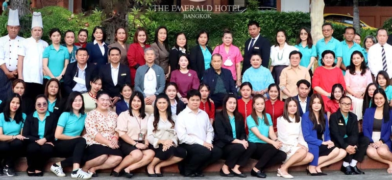 ทำบุญฉลอง 32 ปี : ดร.ปรีชา ถิรกิจพงศ์ ประธานกรรมการ โรงแรม ดิ เอมเมอรัลด์ เป็นประธานในพิธีทำบุญเลี้ยงพระพร้อมตักบาตรข้าวสารอาหารแห้งร่วมกับฝ่ายบริหารและพนักงาน อาทิ สุรภา เมฆศรี, ฐิติมา ถิรกิจพงศ์, รานนท์ อาสาสนา และ สรินธร กาญจนทวี ในโอกาสฉลองครบรอบ 32 ปี ของโรงแรมฯ โดยมี
ฐนนท์ศรณ์ เลิศฤทธิ์ศิริกุล ร่วมแสดงความยินดีด้วย ที่โรงแรม ดิ เอมเมอรัลด์ เขตห้วยขวาง กรุงเทพฯ

