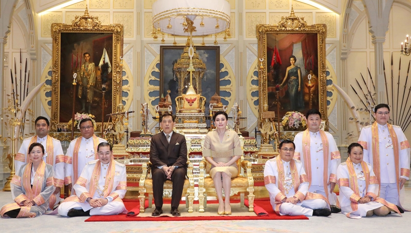 พระบาทสมเด็จพระเจ้าอยู่หัว และ สมเด็จพระนางเจ้าฯ พระบรมราชินี เสด็จออก ณ พระที่นั่งอัมพรสถาน พระราชวังดุสิต พระราชทานพระบรมราชวโรกาสให้ ศาสตราจารย์พิเศษสุรเกียรติ์ เสถียรไทย นายกสภาจุฬาลงกรณ์มหาวิทยาลัย นำคณะผู้บริหารจุฬาลงกรณ์มหาวิทยาลัย เฝ้าทูลละอองธุลีพระบาท
ทูลเกล้าทูลกระหม่อมถวายปริญญาครุศาสตรดุษฎีบัณฑิตกิตติมศักดิ์ สาขาวิชาหลักสูตรและการสอน แด่พระบาทสมเด็จพระเจ้าอยู่หัว ด้วยทรงปฏิบัติ
พระราชกรณียกิจอันทรงคุณประโยชน์ต่อประเทศชาติและประชาชนในด้านการศึกษาเป็นอเนกอนันต์ เมื่อวันเสาร์ที่ 14 ธันวาคม 2567 เวลา 18.20 น.

