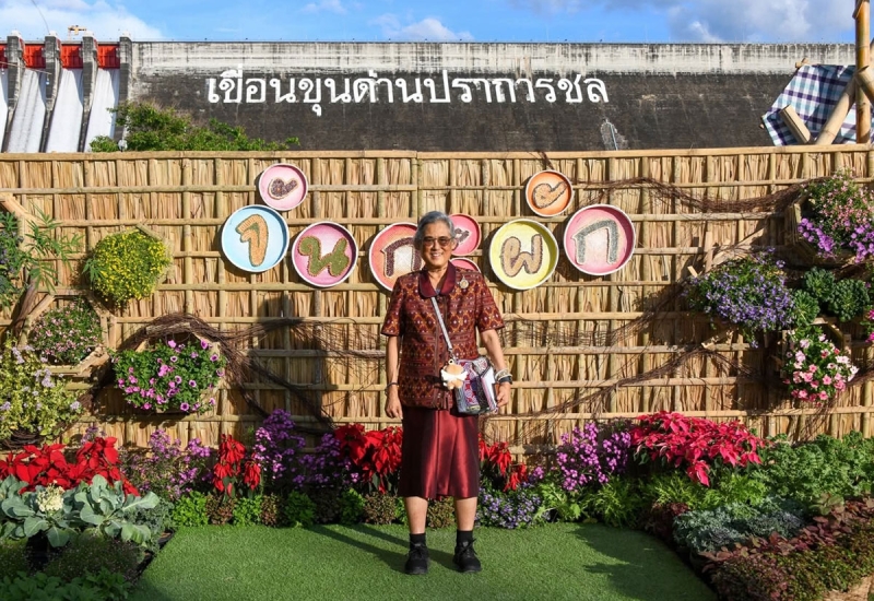 สมเด็จพระกนิษฐาธิราชเจ้า กรมสมเด็จพระเทพรัตนราชสุดาฯ สยามบรมราชกุมารี เสด็จพระราชดำเนินเป็นการส่วนพระองค์ไปทรงเปิดงาน “ชัยพัฒนาแฟร์ สัญจร” โดยมูลนิธิชัยพัฒนาจัดขึ้นเพื่อจำหน่ายสินค้าให้ประชาชนได้รู้จักผลิตภัณฑ์ที่มีคุณประโยชน์ และเรื่องราวความหมายที่อยู่เบื้องหลังผลิตผลจากการพัฒนา รวมทั้งแนวคิดด้านการพัฒนา ผลงาน
และผลิตผลต่างๆ ของมูลนิธิชัยพัฒนาทั่วประเทศ ณ สวนสาธารณะบริเวณเขื่อนขุนด่านปราการชล จังหวัดนครนายก