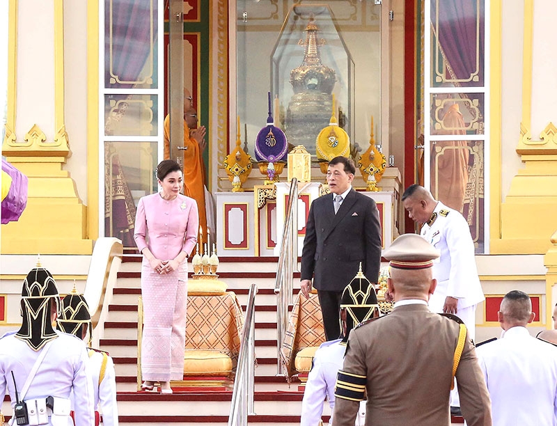 พระบาทสมเด็จพระเจ้าอยู่หัว และ สมเด็จพระนางเจ้าฯ พระบรมราชินี เสด็จฯ ไปทรงสักการะพระบรมสารีริกธาตุ (พระเขี้ยวแก้ว)
จากสาธารณรัฐประชาชนจีน ซึ่งมาประดิษฐานในประเทศไทย เป็นการชั่วคราว เนื่องในโอกาสพระราชพิธีมหามงคลเฉลิม
พระชนมพรรษา 6 รอบ 28 กรกฎาคม 2567 และเพื่อเฉลิมฉลองโอกาสครบรอบ 50 ปี แห่งการสถาปนาความสัมพันธ์
ทางการทูตไทย-จีน ในปี 2568 ณ มณฑลพิธีท้องสนามหลวง กรุงเทพมหานคร เมื่อวันพฤหัสบดีที่ 12 ธันวาคม 2567