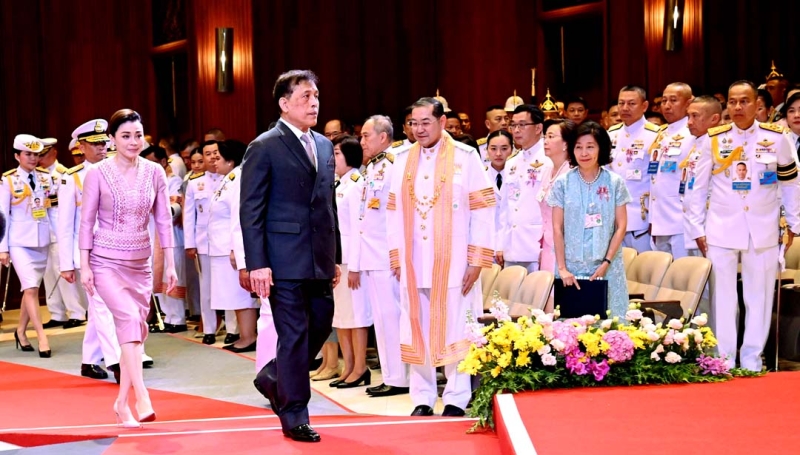 พระบาทสมเด็จพระเจ้าอยู่หัว และ สมเด็จพระนางเจ้าฯ พระบรมราชินี เสด็จพระราชดำเนินไปในพิธีทูลเกล้าทูลกระหม่อมถวายฉลองพระองค์ครุยพระบรมราชูปถัมภก
ทรงสืบสาน รักษา และต่อยอด พระราชกรณียกิจด้านการศึกษา พร้อมทอดพระเนตรการแสดงดนตรีเฉลิมพระเกียรติพระบาทสมเด็จพระเจ้าอยู่หัว เนื่องในโอกาสพระราชพิธีมหามงคลเฉลิมพระชนมพรรษา 6 รอบ ๒๘ กรกฎาคม ๒๕๖๗ “รวมใจภักดิ์ เฉลิมทศมจักรีนฤบดินทร์ : มหาดุริยางค์ไทย-สากล เฉลิมพระเกียรติพระบาทสมเด็จพระเจ้าอยู่หัว” ณ หอประชุมจุฬาลงกรณ์มหาวิทยาลัย เขตปทุมวัน กรุงเทพมหานคร เมื่อวันอาทิตย์ที่ 22 ธันวาคม 2567 เวลา 17.27 น.