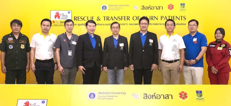 ยกระดับมาตรฐานทีมกู้ภัย : รวินทร์ ชมพูนุชธานินทร์ ผอ.กลุ่มประชาสัมพันธ์ บจก.บุญรอดบริวเวอรี่,
ศ.นพ.ธวัชชัย อัครวิพุธ ประธานศูนย์ปฏิบัติการฝึกทักษะระบบจำลอง (SiMSET) คณะแพทยศาสตร์
ศิริราชพยาบาล และ ศ.นพ.พรพรหม เมืองแมน หน่วยศัลยศาสตร์อุบัติเหตุและหลอดเลือด เปิดโครงการอบรม
กู้ภัยหลักสูตร “แผลไฟไหม้-ไฟช็อต-สารเคมี” ให้แก่ทีมกู้ภัยทั่วประเทศที่ผ่านการคัดเลือก ที่ ศูนย์ SiMSET