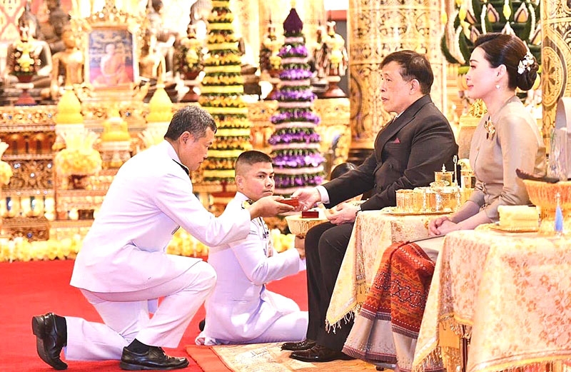 พระบาทสมเด็จพระเจ้าอยู่หัว และ สมเด็จพระนางเจ้าฯ พระบรมราชินี เสด็จพระราชดำเนินไปถวายสักการะพระมหาธาตุเจดีย์ เนื่องในโอกาสพระราชพิธีมหามงคลเฉลิมพระชนมพรรษา
6 รอบ 28 กรกฎาคม 2567 ณ วัด
พระสิงห์ อำเภอเมืองเชียงใหม่ จังหวัดเชียงใหม่ โอกาสนี้
นายสุทธิพงษ์
จุลเจริญ อดีตปลัดกระทรวงมหาดไทย ผู้มีจิตศรัทธา
บำรุงพระอาราม เฝ้าทูลละอองธุลีพระบาท รับพระ
ราชทานของที่ระลึก