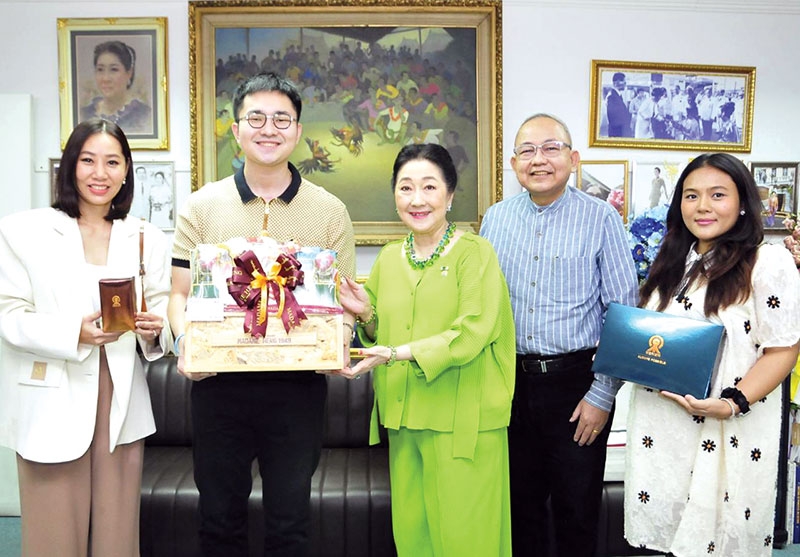 อวยพรปีใหม่ : ผาณิต พูนศิริวงศ์ ประธานเจ้าหน้าที่ หนังสือพิมพ์แนวหน้า ต้อนรับ ชโลทร ศิวารัตน์ กก.บห.บจก.มิตรมายา ผู้ผลิตและจัดจำหน่าย Merigin ผลิตภัณฑ์สารสกัดจากธรรมชาติเพื่อสุขภาพและความงาม และ บก.บห.นิตยสาร MiX ดิจิตอลแมกกาซีน พร้อมคณะ ที่ สำนักงานหนังสือพิมพ์แนวหน้า เขตหลักสี่

