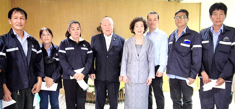 ผูกพันและมั่นคง : สุนทร - อารยา อรุณานนท์ชัย ปธ.กก.บห.กลุ่มบริษัทน้ำตาลราชบุรี ให้โอวาทแก่ผู้เกษียณอายุ อาทิ อาษา ศรีสังวรณ์, มานพ เจียมเจริญ,
กระจ่าง เหมศรี, อุษา ทรงแสง, อนุ ยางม่วง, มนัส หาญประสิทธิ์ และ เบ็ญจวรรณ กาญจนวิจิตร โดยมี ตรีทิพ อรุณานนท์ชัย กก.ผจก.ร่วมอำลา


