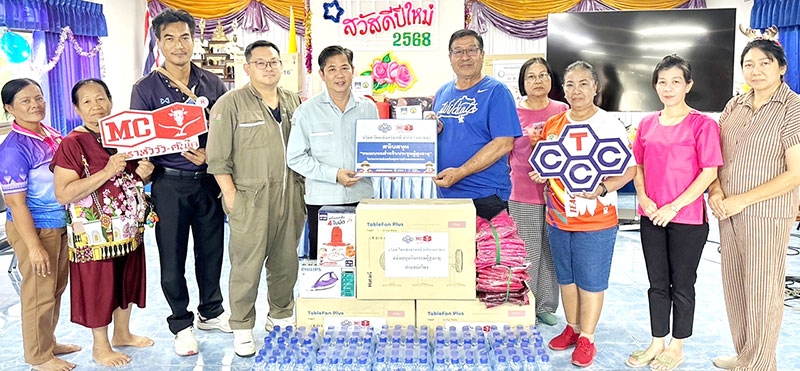 ของขวัญปีใหม่ : นเรศ ตันพิชัย รักษาการ รองผู้จัดการโรงงาน และ วายุ ก้องเกรียงไกร
ผู้จัดการทั่วไป บริษัท ไทยเซ็นทรัลเคมี จำกัด (มหาชน) ผู้ผลิตและจำหน่าย
ปุ๋ยเคมีรายใหญ่ในประเทศไทย ภายใต้ตราสินค้าหัววัว-คันไถ มอบเครื่องอุปโภค-บริโภคและของรางวัลให้แก่ผู้สูงอายุ ต.บ่อโพ อ.นครหลวง จ.พระนครศรีอยุธยา

