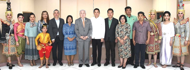 “เหมันต์สุขสันต์ หฤหรรษ์สังคีต” : พนมบุตร จันทรโชติ อธิบดีกรมศิลปากร เปิดโครงการดนตรีสำหรับ
ประชาชน ปีที่ 68 จัดโดย สำนักการสังคีต กรมศิลปากร ทุกวันอาทิตย์ ถึงเดือนมี.ค. 2568 ทั้งการแสดงโขน
ละคร ระบำ รำ ฟ้อน การบรรเลงดนตรีไทยและดนตรีสากล อาทิ ละครเรื่องขุนช้างขุนแผน, พระลอ, สุวรรณหงส์,
สามก๊ก ฯลฯ เพื่อเผยแพร่และอนุรักษ์ศิลปวัฒนธรรม ที่ สังคีตศาลา บริเวณพิพิธภัณฑสถานแห่งชาติ พระนคร