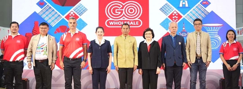 สาขาลำดับที่ 11 : สุชาดา อิทธิจารุกุล ปธ.จนท.บห.และ ริคาร์โด้ โบอารอตโต้ ปธ.จนท.บห.ธุรกิจเซ็นทรัล
ฟู้ด โฮลเซลล์ ประเทศไทย ในเครือเซ็นทรัล รีเทล ร่วมกันเปิด “GO WHOLESALE” สาขาอุดรธานี
ศูนย์ค้าส่งวัตถุดิบอาหาร โดยรับซื้อผลผลิตจากเกษตรกรชาวอุดรฯ และจังหวัดใกล้เคียง เพิ่มช่องการจำหน่าย
สร้างรายได้อย่างยั่งยืน โดยมี ราชันย์ ซุ้นหั้ว ผวจ.อุดรธานี เป็นประธานในพิธี ที่ โก โฮลเซลล์ สาขาอุดรธานี