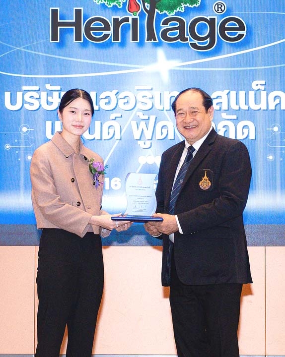 เชิดชูเกียรติ : วศธร พลไพศาล ผู้บริหารเครือเฮอริเทจ
รับประกาศเกียรติคุณจาก รศ.สมหมาย ผิวสอาด อธิการบดี
มหาวิทยาลัยเทคโนโลยีราชมงคลธัญบุรี ในฐานะผู้ทำคุณประโยชน์
ให้แก่มหาวิทยาลัย สนับสนุน และช่วยเหลือมาอย่างต่อเนื่อง