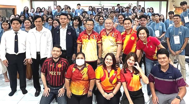 จิตวิญญาณธรรมศาสตร์ : ทรงไทย วิทวุฒิศักดิ์ นายกสมาคมธรรมศาสตร์ จ.นครศรีธรรมราช และ ศรีธรรม
ราชแก้ว รอง ผวจ.นครศรีธรรมราช ร่วมกันจัดกิจกรรม “ค่ายพี่ปันน้องปั้นฝัน สานฝันสู่แดนโดม” ครั้งที่ 20
ให้นักเรียนชั้นมัธยมศึกษาตอนปลายใน จ.นครศรีธรรมราช ที่ โรงเรียนกัลยาณีศรีธรรมราช เพื่อให้ข้อมูล
ความรู้เกี่ยวกับมหาวิทยาลัยธรรมศาสตร์ แนะแนวคณะที่เปิดสอน เพื่อประกอบการตัดสินใจในการศึกษาต่อ