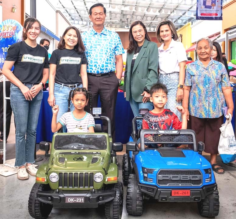 ผู้โชคดี : พิมลรัตน์ จิตต์ภาวนาสกุล ผช.กก.ผจก.ใหญ่ สายการตลาด และ มัลลิกา บุระขันธ์ ผอ.ฝ่ายบริหารการตลาด บมจ.พี อาร์ จี คอร์ปอเรชั่น มอบรถแบตเตอรี่เด็ก 2 คัน ให้ในงานวันเด็กแห่งชาติ โดยมี ธวัชชัย อึ้งอัมพรวิไล นายก
เทศมนตรีตำบลบางกะดี ร่วมพิธี ณ ศูนย์การค้าเดอะไนน์ เซ็นเตอร์ ติวานนท์