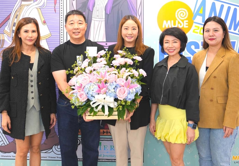 มหกรรมอนิเมะยอดฮิต : พุทธชาด ศรีนิศากร ประธานเจ้าหน้าที่บริหาร
สายการตลาด บมจ.เอ็ม บี เค ร่วมยินดีกับ เกียรติกมล เอี่ยมพึ่งพร ประธาน และ
พิชชาภา ณรงค์พันธ์ กก.ผจก.เจแปน อนิเมะ มูฟวี่ ไทยแลนด์ ในโอกาสเปิดตัว Muse
Anime Festival 2025 ครั้งแรกในประเทศไทย ที่ศูนย์การค้าเอ็ม บี เค เซ็นเตอร์

