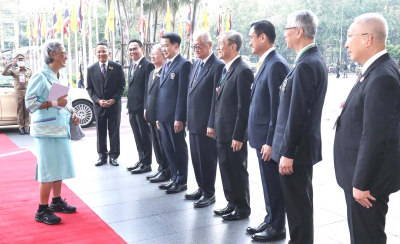 สมเด็จพระกนิษฐาธิราชเจ้า กรมสมเด็จพระเทพรัตนราชสุดาฯ สยามบรมราชกุมารี เสด็จพระราชดำเนินไปทรงเปิดการประชุม
วิชาการนานาชาติรางวัลสมเด็จเจ้าฟ้ามหิดล ประจำปี 2568 (Prince Mahidol Award Conference : PMAC 2025)
ซึ่งจัดขึ้นภายใต้แนวคิด “กุมทิศทางเทคโนโลยี ในยุคของ AI สู่โลกที่มีสุขภาวะที่ดีขึ้น” เมื่อวันศุกร์ที่ 31 มกราคม 2568
เวลา 08.54 น. ณ โรงแรมเซ็นทารา แกรนด์ และบางกอกคอนเวนชั่นเซ็นเตอร์ เซ็นทรัลเวิลด์ เขตปทุมวัน กรุงเทพมหานคร