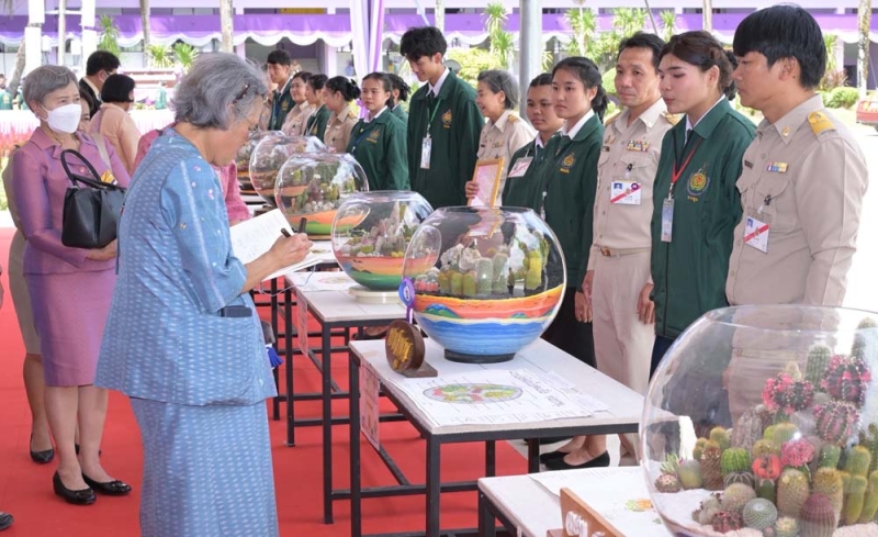 สมเด็จพระกนิษฐาธิราชเจ้า กรมสมเด็จพระเทพรัตนราชสุดาฯ สยามบรมราชกุมารี เสด็จพระราชดำเนินไปทรงเปิดการประชุมวิชาการระดับชาติของสมาชิกองค์การเกษตรกรในอนาคตแห่งประเทศไทยฯ ครั้งที่ 45 เพื่อเป็นกลไกสำคัญในการพัฒนานักเรียน นักศึกษาอาชีวะเกษตร ให้เรียนรู้เทคโนโลยีการเกษตร พัฒนาความคิดสร้างสรรค์ และฝึกฝนให้เป็นคนดีของสังคม ณ วิทยาลัยเกษตรและเทคโนโลยีสตูล อำเภอควนกาหลง จังหวัดสตูล เมื่อวันพฤหัสบดีที่ 6 กุมภาพันธ์ 2568 เวลา 10.50 น.

