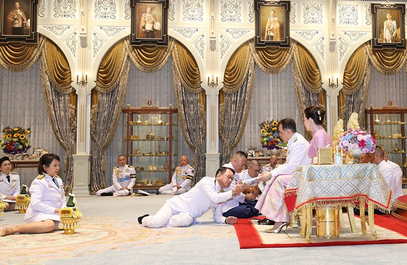 พระบาทสมเด็จ
พระเจ้าอยู่หัว และ
สมเด็จพระนางเจ้าฯ
พระบรมราชินี
เสด็จออก ณ พระที่นั่ง
อัมพรสถาน พระราชวังดุสิต พระราชทานพระ
บรมราชวโรกาสให้
นางเอกสิริ ปิณฑะรุจิ
ปลัดกระทรวงการต่างประเทศ นำเอกอัครราชทูตวิสามัญผู้มีอำนาจเต็ม
ประจำต่างประเทศ เฝ้าทูลละอองธุลีพระบาท กราบถวายบังคมลา ในโอกาสที่จะเดินทางไปปฏิบัติหน้าที่ เมื่อวันพุธที่ 12 กุมภาพันธ์ 2568 เวลา 18.29 น.

