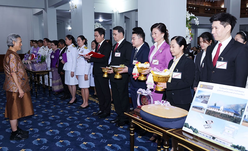 สมเด็จพระกนิษฐาธิราชเจ้า กรมสมเด็จพระเทพรัตนราชสุดาฯ สยามบรมราชกุมารี เสด็จลง ณ ศาลาดุสิดาลัย พระราชทานพระราชวโรกาสให้ นายมนตรี นิธิกุล ประธานเจ้าหน้าที่บริหารธุรกิจปูนซีเมนต์ บริษัท ปูนซีเมนต์นครหลวง จำกัด
(มหาชน) นำคณะผู้บริหารบริษัทฯ และกรรมการมูลนิธิกรุงศรี เฝ้าฯ ทูลเกล้าฯ ถวายเงินสนับสนุนการก่อสร้างศูนย์การเรียน
ตำรวจตระเวนชายแดน ปูนอินทรี - มูลนิธิกรุงศรี (บ้านไกรเกรียง) จังหวัดกาญจนบุรี เมื่อวันจันทร์ที่ 10 กุมภาพันธ์ 2568

