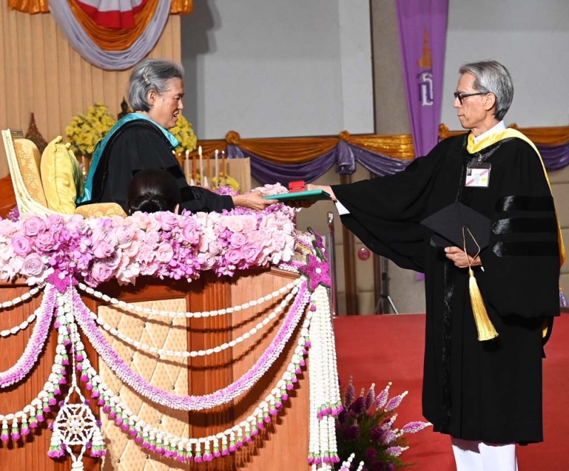 สมเด็จพระกนิษฐาธิราชเจ้า กรมสมเด็จพระเทพรัตนราชสุดาฯ สยามบรมราชกุมารี เสด็จฯ แทนพระองค์ไปพระราชทานปริญญาบัตรแก่ผู้สำเร็จการศึกษาจากมหาวิทยาลัยศิลปากร ประจำปีการศึกษา 2566
(ในภาพ) ศ.เกียรติคุณญาณวิทย์ กุญแจทอง รับพระราชทานปริญญาปรัชญาดุษฎีบัณฑิตกิตติมศักดิ์
สาขาวิชาทัศนศิลป์ ณ มหาวิทยาลัยศิลปากร จังหวัดนครปฐม เมื่อวันพฤหัสบดีที่ 13 กุมภาพันธ์ 2568

