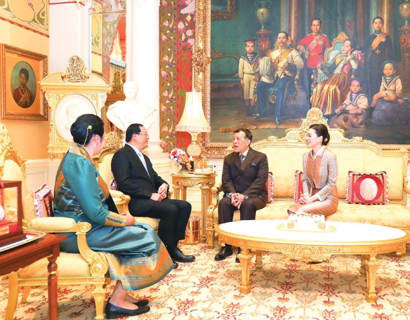 พระบาทสมเด็จพระเจ้าอยู่หัว และ สมเด็จพระนางเจ้าฯ พระบรมราชินี เสด็จออก
ณ พระที่นั่งอัมพรสถาน
พระราชวังดุสิต พระราชทานพระบรมราชวโรกาสให้
นายสอนไซ สีพันดอน
(Mr.Sonexay Siphandone) นายกรัฐมนตรีสาธารณรัฐประชาธิปไตยประชาชนลาว และ นางวันดาลา
สีพันดอน (Mrs.Vandala
Siphandone) ภริยา
เฝ้าทูลละอองธุลีพระบาท
ในโอกาสเดินทางเยือนราชอาณาจักรไทยอย่างเป็นทางการ ในฐานะแขกของรัฐบาล เมื่อวันพฤหัสบดีที่
20 กุมภาพันธ์ 2568 เวลา 17.16 น.

