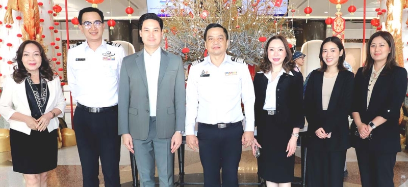 เพื่อพัฒนาคุณภาพการให้บริการ ณ ทดม. : อนัคพล อิงคะกุล รองประธาน มิราเคิล กรุ๊ป ต้อนรับ วิจิตต์
แก้วไทรเทียม ผอ.ท่าอากาศยานดอนเมือง ในโอกาสมาเป็นประธานโครงการฝึกอบรมหลักสูตร “DMK Mastering
Excellence : Professional Image Communication” จัดโดย บมจ.ท่าอากาศยานไทย โดยมี พิมธิดา ธรรมเสมา ผอ.ส่วนบริหารคุณภาพบริการ ร่วมงาน ที่ โรงแรมมิราเคิล แกรนด์ คอนเวนชั่น