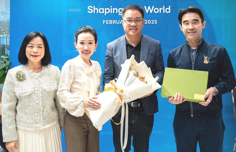 ร้านหนังสือในกลุ่มบีเจซี บิ๊กซี : อัศวิน-ฐาปณี เตชะเจริญวิกุล ประธานเจ้าหน้าที่บริหาร และ กก.รอง ผจก.ใหญ่
อาวุโส กลุ่มบีเจซี บิ๊กซี มอบดอกไม้ขอบคุณ ดร.ธนัย ชรินทร์สาร วิทยากรในงาน “Strategic Storytelling :
Shaping Our World” จัดโดย อรพินท์ ตรีอมรเลิศ ผอ.บจก.เอเซียบุ๊คส เพื่อสร้างแรงบันดาลใจเกี่ยวกับบทบาท
ของการเล่าเรื่องในการสร้างความเปลี่ยนแปลงในโลกยุคใหม่ ที่ Asia Books สาขาสยามพารากอน