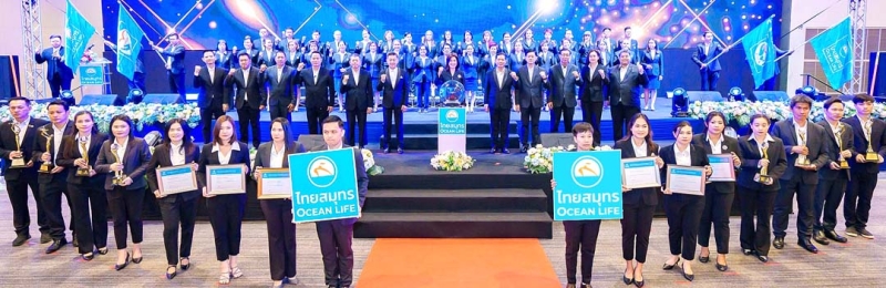 ทีมยุคใหม่ พลังสู่ความสำเร็จ : นุสรา (อัสสกุล) บัญญัติปิยพจน์ ประธานเจ้าหน้าที่บริหาร บมจ.ไทยสมุทรประกันชีวิต และ สมชัย อาภรณ์ศิริพงษ์
Deputy Chief Executive Officer นำคณะผู้บริหารฝ่ายขายช่องทางที่ปรึกษาประกันชีวิตทั่วประเทศ จัดประชุมใหญ่ประจำปี 2568 “Kick Off
2025” ภายใต้แนวคิด “New Era Team, Power To Success” เพื่อผลักดันให้ที่ปรึกษาประกันชีวิตก้าวสู่ความเป็นมืออาชีพ มีศักยภาพในการเติบโต
และประสบความสำเร็จอย่างยั่งยืน ขับเคลื่อน OCEAN LIFE ไทยสมุทรให้เติบโตอย่างแข็งแกร่งในธุรกิจประกันชีวิตทั้งในปัจจุบันและอนาคต

