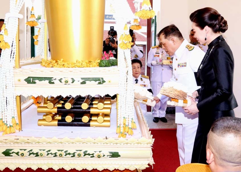 พระบาทสมเด็จพระเจ้าอยู่หัว และ
สมเด็จพระนางเจ้าฯ
พระบรมราชินี
เสด็จพระราชดำเนิน
ไปพระราชทานเพลิงศพ รศ.ทพญ.
คุณหญิงเมตตจิตต์
นวจินดา ป.ช.,ท.จ.,
ว.ป.ร.4 ทันตแพทย์
ประจำพระองค์ พระบาทสมเด็จ
พระบรมชนกาธิเบศร
มหาภูมิพลอดุลยเดช
มหาราช บรมนาถ
บพิตร ณ เมรุหลวง
หน้าพลับพลาอิศริยาภรณ์ วัดเทพศิรินทราวาส
ราชวรวิหาร เขต
ป้อมปราบศัตรูพ่าย
กรุงเทพมหานคร เมื่อวันอาทิตย์ที่ 16 มีนาคม 2568 เวลา 17.37 น.