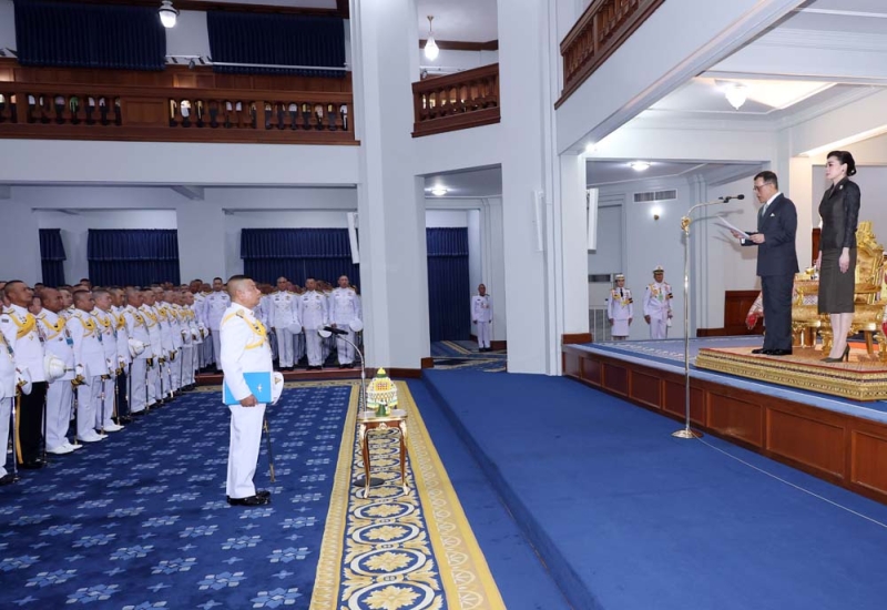 พระบาทสมเด็จพระเจ้าอยู่หัว และ สมเด็จพระนางเจ้าฯ พระบรมราชินี เสด็จลง ณ ศาลาดุสิดาลัย สวนจิตรลดา
พระราชวังดุสิต พระราชทานพระบรมราชวโรกาสให้ นายภูมิธรรม เวชยชัย รองนายกรัฐมนตรี และรัฐมนตรีว่าการ
กระทรวงกลาโหม นำนายทหารชั้นนายพล และนายตำรวจชั้นนายพล ที่ได้รับพระราชทานยศ ประจำปี 2567 เฝ้าทูลละอองธุลีพระบาท ถวายสัตย์ปฏิญาณ พร้อมพระราชทานพระบรมราโชวาท เมื่อวันพุธที่ 2 เมษายน 2568 เวลา 19.04 น.

