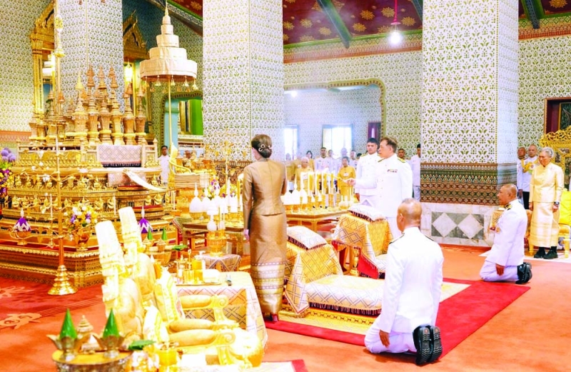 พระบาทสมเด็จพระเจ้าอยู่หัว และ สมเด็จพระนางเจ้าฯ พระบรมราชินี เสด็จพระราชดำเนินพร้อมด้วย สมเด็จพระเจ้าลูกยาเธอ เจ้าฟ้าทีปังกรรัศมีโชติ มหาวชิโรตตมางกูร สิริวิบูลราชกุมาร ไปทรงบำเพ็ญพระราชกุศลในการพระราชพิธีสงกรานต์ ณ หอพระสุราลัยพิมาน พระที่นั่งไพศาลทักษิณ หอพระธาตุมณเฑียร และพระที่นั่งอมรินทรวินิจฉัย พระบรมมหาราชวัง ทรงจุดธูปเทียนบูชาพระพุทธรูปประจำพระชนมวาร รัชกาลที่ 1 - รัชกาลที่ 9 ที่หน้าพระที่นั่งบุษบกมาลา สมเด็จพระอริยวงศาคตญาณ สมเด็จพระสังฆราช สกลมหาสังฆปริณายก ถวายศีลและถวายพรพระ จากนั้น ทรงประเคนปิ่นโตภัตตาหารแด่สมเด็จพระอริยวงศาคตญาณ สมเด็จพระสังฆราช สกลมหาสังฆปริณายก และสมเด็จพระราชาคณะ ทรงทอดผ้าคู่ถวายพระสงฆ์ โอกาสนี้ สมเด็จพระกนิษฐาธิราชเจ้า กรมสมเด็จพระเทพรัตนราชสุดาฯ สยามบรมราชกุมารี เฝ้าทูลละอองธุลีพระบาทรับเสด็จ ณ พระที่นั่งอมรินทรวินิจฉัย เมื่อวันอังคารที่ 15 เมษายน 2568 เวลา 09.03 น.
