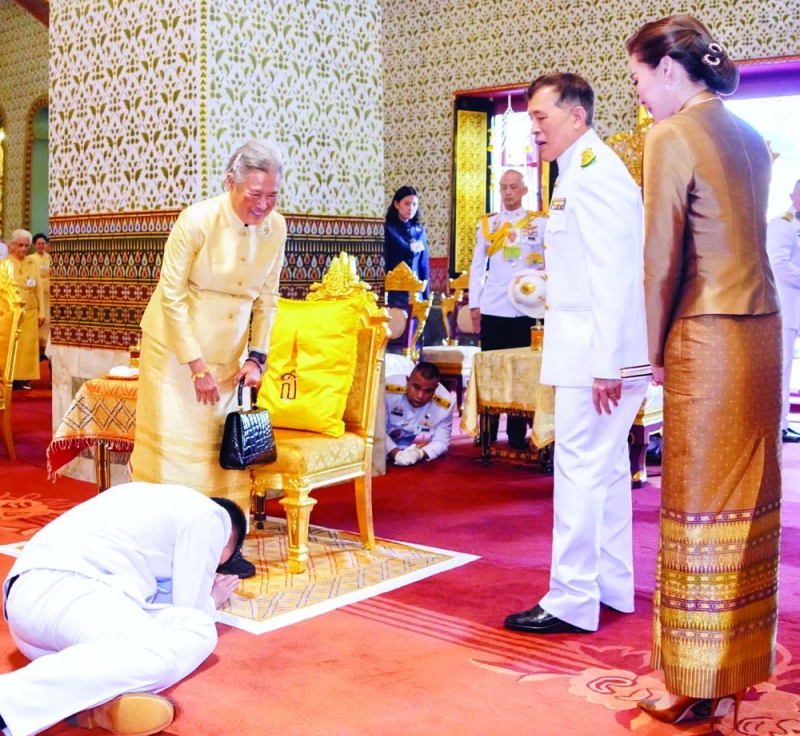 พระบาทสมเด็จพระเจ้าอยู่หัว และ สมเด็จพระนางเจ้าฯ พระบรมราชินี เสด็จพระราชดำเนินพร้อมด้วย สมเด็จพระเจ้าลูกยาเธอ เจ้าฟ้าทีปังกรรัศมีโชติ มหาวชิโรตตมางกูร สิริวิบูลราชกุมาร ไปทรงบำเพ็ญพระราชกุศลในการพระราชพิธีสงกรานต์ ณ หอพระสุราลัยพิมาน พระที่นั่งไพศาลทักษิณ หอพระธาตุมณเฑียร และพระที่นั่งอมรินทรวินิจฉัย พระบรมมหาราชวัง ทรงจุดธูปเทียนบูชาพระพุทธรูปประจำพระชนมวาร รัชกาลที่ 1 - รัชกาลที่ 9 ที่หน้าพระที่นั่งบุษบกมาลา สมเด็จพระอริยวงศาคตญาณ สมเด็จพระสังฆราช สกลมหาสังฆปริณายก ถวายศีลและถวายพรพระ จากนั้น ทรงประเคนปิ่นโตภัตตาหารแด่สมเด็จพระอริยวงศาคตญาณ สมเด็จพระสังฆราช สกลมหาสังฆปริณายก และสมเด็จพระราชาคณะ ทรงทอดผ้าคู่ถวายพระสงฆ์ โอกาสนี้ สมเด็จพระกนิษฐาธิราชเจ้า กรมสมเด็จพระเทพรัตนราชสุดาฯ สยามบรมราชกุมารี เฝ้าทูลละอองธุลีพระบาทรับเสด็จ ณ พระที่นั่งอมรินทรวินิจฉัย เมื่อวันอังคารที่ 15 เมษายน 2568 เวลา 09.03 น.