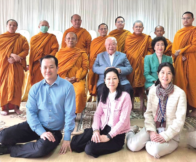เพื่อเป็นสิริมงคล ดร.สุนทร-ดร.อารยา อรุณานนท์ชัย ประธานกรรมการบริหาร
กลุ่ม บจก.น้ำตาลราชบุรี เป็นประธานในพิธีเจริญพระพุทธมนต์ นำโดย พระเทพ
วัชรญาณกวี วัดพระราม 9 และถวายภัตตาหารเพลพร้อมปัจจัยไทยธรรมแด่พระสงฆ์
โดยมี ดร.จุฑามาศ- จุฑาทิพย์-ตรีทิพ อรุณานนท์ชัย ร่วมพิธีที่สนง.ใหญ่ สีลม