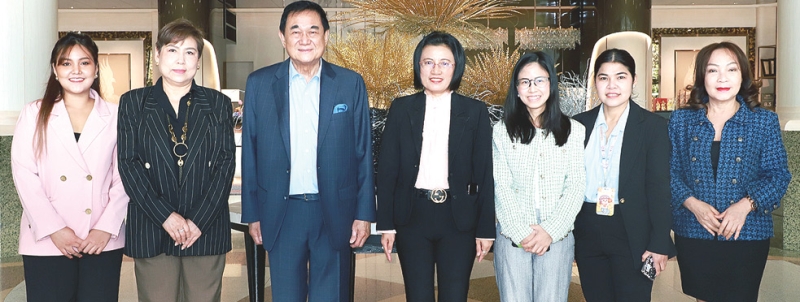 ประชุมเชิงปฏิบัติการ : ดร.อัศวิน อิงคะกุล ประธานกรรมการบริหาร มิราเคิล กรุ๊ป ต้อนรับ เอมอร เสียงใหญ่ อธิบดีกรมคุ้มครองสิทธิและเสรีภาพ ในโอกาสเป็นประธานเปิดการประชุมเพื่อส่งเสริมการเคารพสิทธิของกลุ่มบุคคลที่มีความหลากหลาย
ทางเพศ โดยมี ฉัตราภรณ์ ดิษฐศรีพร นักวิชาการยุติธรรมชำนาญการพิเศษ, จุฑามาศ คมมูล เจ้าหน้าที่คุ้มครองสิทธิและเสรีภาพ และ กชพรรณ กมลศิริมนตรี เจ้าพนักงานธุรการอาวุโส ร่วมงาน ที่ โรงแรมมิราเคิล แกรนด์ คอนเวนชั่น