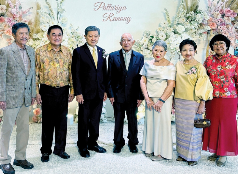 รักมั่นคง : ศ.คลินิกเกียรติคุณ นพ.
ปิยะสกล สกล
สัตยาทร เป็นประธาน
ในพิธีฉลองสมรส
ระหว่าง พญ.ภัทริยา
จารุทัศน์ กับ ระนอง
พยัคฆพันธ์ โดยมี
ดร.อัศวิน อิงคะกุล,
พญ.สมสิริ สกลสัตยาทร, รศ.พญ.
ชนิดา กาญจนลาภ
และ นพ.ปิติ ธรรมมงคล ร่วมยินดี
ที่ โรงแรมมิราเคิล แกรนด์ คอนเวนชั่น