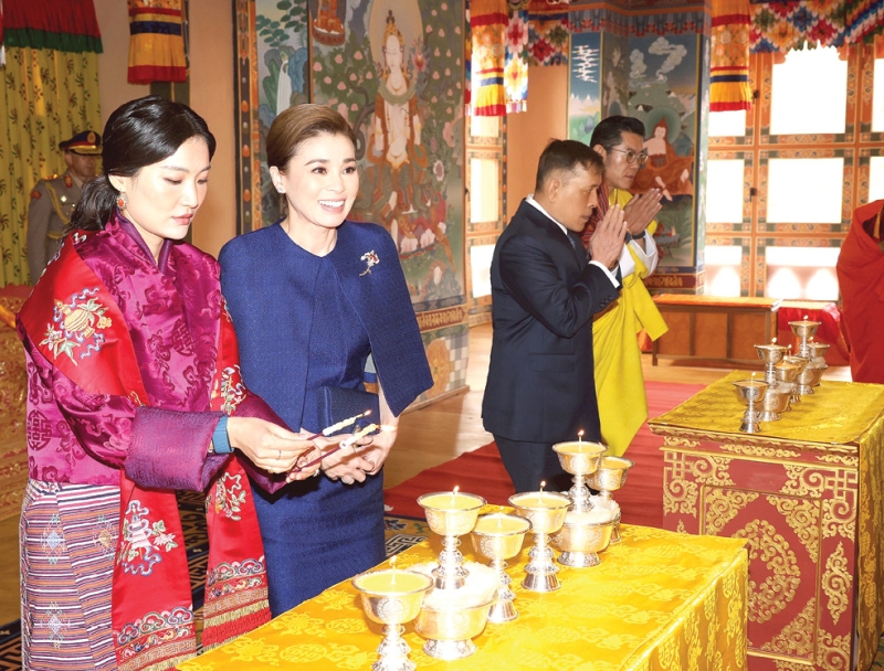 พระบาทสมเด็จพระเจ้าอยู่หัว และ สมเด็จพระนางเจ้าฯ พระบรมราชินี เสด็จพระราชดำเนินไปทรงสักการะพระศากยมุนี ณ ป้อมดุงการ์ ณ เมืองพาโร
และทอดพระเนตรนิทรรศการเกี่ยวกับโครงการพัฒนาเมืองเกเลฟู ให้เป็นเมืองแห่งสติปัญญาในเขตปกครองพิเศษ การนี้ สมเด็จพระราชาธิบดีจิกมี
เคเซอร์ นัมเกล วังชุก และสมเด็จพระราชินีเจตซุน เพมา วังชุก แห่งภูฏาน เฝ้าฯรับเสด็จ แล้วเสด็จพระราชดำเนินไปยังท่าอากาศยานนานาชาติพาโร
เพื่อประทับเครื่องบินพระที่นั่ง เสด็จพระราชดำเนินกลับจากการเสด็จพระราชดำเนินเยือนราชอาณาจักรภูฏาน เมื่อวันจันทร์ที่ 28 เมษายน 2568