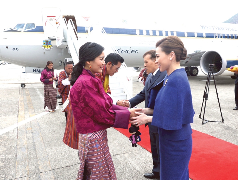พระบาทสมเด็จพระเจ้าอยู่หัว และ สมเด็จพระนางเจ้าฯ พระบรมราชินี เสด็จพระราชดำเนินไปทรงสักการะพระศากยมุนี ณ ป้อมดุงการ์ ณ เมืองพาโร
และทอดพระเนตรนิทรรศการเกี่ยวกับโครงการพัฒนาเมืองเกเลฟู ให้เป็นเมืองแห่งสติปัญญาในเขตปกครองพิเศษ การนี้ สมเด็จพระราชาธิบดีจิกมี
เคเซอร์ นัมเกล วังชุก และสมเด็จพระราชินีเจตซุน เพมา วังชุก แห่งภูฏาน เฝ้าฯรับเสด็จ แล้วเสด็จพระราชดำเนินไปยังท่าอากาศยานนานาชาติพาโร
เพื่อประทับเครื่องบินพระที่นั่ง เสด็จพระราชดำเนินกลับจากการเสด็จพระราชดำเนินเยือนราชอาณาจักรภูฏาน เมื่อวันจันทร์ที่ 28 เมษายน 2568