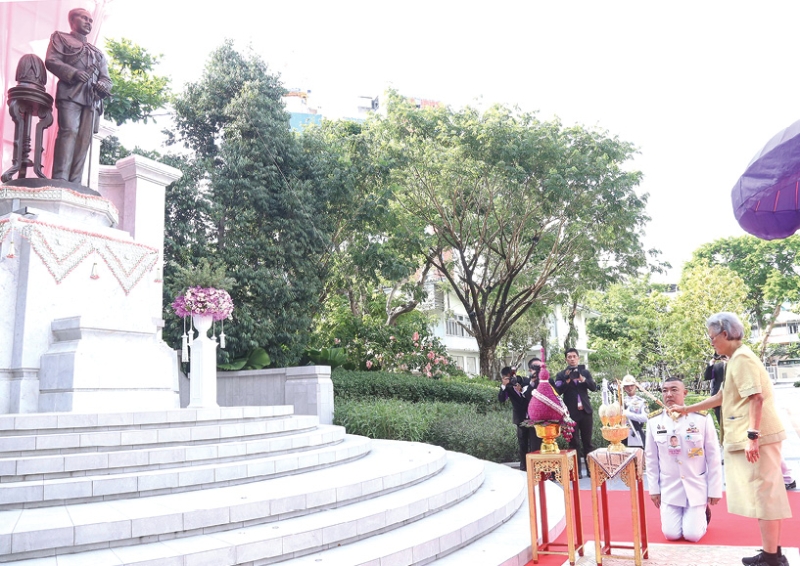 สมเด็จพระกนิษฐาธิราชเจ้า กรมสมเด็จพระเทพรัตนราชสุดาฯ สยามบรมราชกุมารี เสด็จพระราชดำเนินไป
ทรงเปิดพระบรมราชานุสาวรีย์ พระบาทสมเด็จพระจุลจอมเกล้าเจ้าอยู่หัว และทรงเปิดอาคารเจ้าฟ้ามหาจักรี
สิรินธร ในการนี้ พระราชทานของที่ระลึกแก่คณะกรรมการมูลนิธิโรงพยาบาลสมเด็จเจ้าพระยาฯ และผู้มีจิตศรัทธา
ณ สถาบันจิตเวชศาสตร์สมเด็จเจ้าพระยา เขตคลองสาน กรุงเทพมหานคร เมื่อวันจันทร์ที่ 28 เมษายน 2568