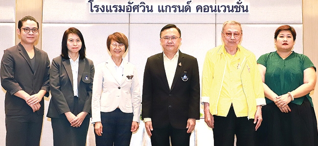 รุ่นที่ 2 : นพ.ศุภกิจ ศิริลักษณ์ ผอ.สถาบันวิจัยระบบสาธารณสุข เปิดการอบรมกรรมการจริยธรรมการวิจัยในมนุษย์ด้านสังคมศาสตร์และมนุษยศาสตร์ โดยมี
ศ.ดร.พญ.จันทรา เหล่าถาวร ประธานมูลนิธิซิดเคอร์-เฟอร์แคป, ดร.ภญ.นพคุณ
ธรรมธัชอารี และ นพ.วิชัย โชควิวัฒน ร่วมงาน ที่ โรงแรมอัศวิน แกรนด์ คอนเวนชั่น