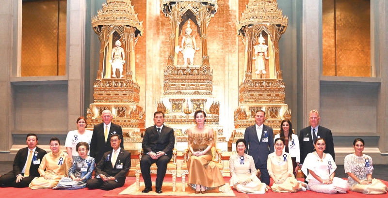 พระบาทสมเด็จพระเจ้าอยู่หัว และ สมเด็จพระนางเจ้าฯ พระบรมราชินี เสด็จพระราชดำเนินไปทอดพระเนตรการแสดง “แซ่ซ้องทศมสยามินทร์ นาฏศิลป์ไทย -ตะวันตก” โดยมี ม.ร.ว.ปรีดิยาธร เทวกุล ประธานที่ปรึกษาคณะกรรมการจัดงาน, นายพิจิตต รัตตกุล ผู้แทนนักเรียนเก่ามหาวิทยาลัยบริคัม ยังก์ Elder Kelly Johnson ที่ปรึกษาฝ่ายประธานภาคเอเชียศาสนจักรของพระเยซูคริสต์แห่งวิสุทธิชนยุคสุดท้าย, Mr.Steven Hafen รองอธิการบดี มหาวิทยาลัยบริคัม ยังก์ และ ม.ร.ว.เบญจาภา ไกรฤกษ์ ประธานจัดงานฯ พร้อมคณะกรรมการฯ เฝ้าฯ รับเสด็จ ณ โรงละครอักษรา เมื่อวันพุธที่ 30 เมษายน 2568 เวลา 18.46 น.