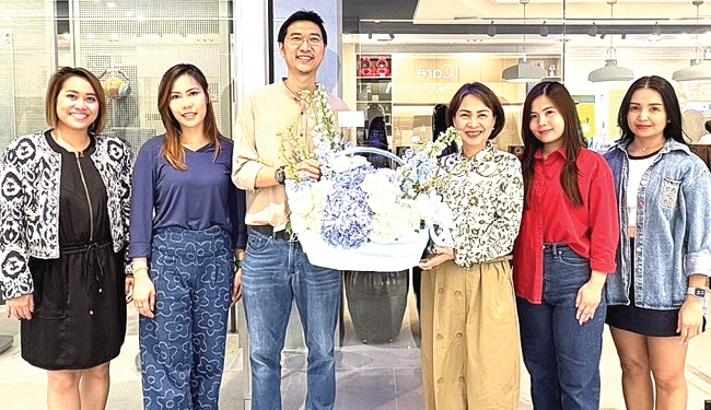 เปิดโชว์รูมใหม่ : จรูญรัตน์ สาลี กก.ผจก.บจก.พาราไดซ์ พาร์ค ร่วมยินดีกับ ปิยะนัส
จงพัฒนากิจเรือง ผู้บริหาร บจก.ปิยะนัส อิเล็คทริคส์ ในโอกาสเปิดโชว์รูมใหม่ Piyanas จำหน่ายเครื่องเสียงชั้นนำหลากหลายแบรนด์พร้อมให้บริการทดสอบชุดเครื่องเสียงในห้องฟังที่ได้มาตรฐาน ที่ศูนย์การค้าพาราไดซ์พาร์คศรีนครินทร์