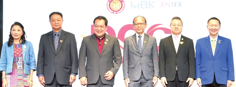 อาสาสมัครราชทัณฑ์ : สมพล ตรีภพนารถ ประธานเจ้าหน้าที่บริหาร ธุรกิจศูนย์การค้า บมจ.เอ็ม บี เค ต้อนรับ พ.ต.อ.ทวี สอดส่อง รมว.ยุติธรรม และ สหการณ์ เพ็ชรนรินทร์ อธิบดีกรมราชทัณฑ์ ในงาน “รวมพลังอาสาสมัครราชทัณฑ์
คืนคนดีสู่สังคม” มอบโอกาสให้ผู้ก้าวพลาด โดยเปลี่ยนเรือนจำให้กลายเป็นสถานฟื้นฟู เน้นการเตรียมความพร้อมก่อน
พ้นโทษ และกระบวนการส่งต่อผู้พ้นโทษที่มีการติดตามผลอย่างเป็นระบบ มีประสิทธิภาพ ที่ ศูนย์การค้าเอ็ม บี เค เซ็นเตอร์