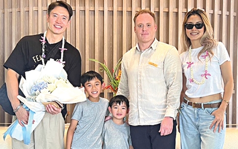 พูลวิลล่าหรูบนเกาะส่วนตัว : ทอม สโตร์อัพ ผู้จัดการทั่วไป โรงแรมเคปฟาน เกาะสมุย ต้อนรับ ชาย-ชาตโยดม หิรัญยัษฐิติ
และภรรยา วิกกี้-สุนิสา เจทท์ พร้อมลูกชายทั้ง 2 คน
ในโอกาสที่พาครอบครัวเข้าพัก ที่ โรงแรมเคปฟาน เกาะสมุย