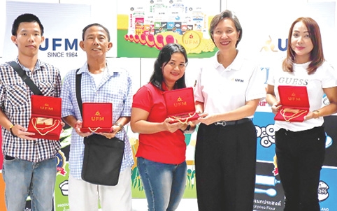 ตอบแทนลูกค้า : วันทนา ทองไทย ประธานกรรมการบริหาร บมจ.ยูไนเต็ดฟลาวมิลล์ (UFM) ผู้ผลิตและจัดจำหน่ายแป้งสาลี
รายใหญ่ที่สุดในประเทศไทย มอบรางวัลจากกิจกรรม “ยูเอฟเอ็ม ครบรอบ 60 ปี แจกทองคำเป็นล้าน” ครั้งที่ 3 ที่ อาคารศรีกรุงวัฒนา