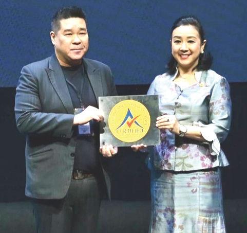 รับรองมาตรฐาน : ณพุฒิภพ เลิศบรรจงจิต ผจก.ทั่วไป โรงแรมเฮอริเทจ เชียงราย รับมอบตราสัญลักษณ์มาตรฐานสถานที่จัดงานประเทศไทย จาก ดร.ณหทัย ทิวไผ่งาม ผช.รมต.สำนักนายกรัฐมนตรี ในงาน MICE Standards Day 2025 ที่ เมืองทองธานี