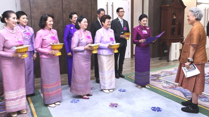 สมเด็จพระกนิษฐาธิราชเจ้า กรมสมเด็จพระเทพรัตนราชสุดาฯ สยามบรมราชกุมารี เสด็จออก ณ วังสระปทุม พระราชทานพระราชวโรกาสให้ ม.ร.ว.เบญจาภา (จักรพันธุ์) ไกรฤกษ์ นำคณะบุคคลเฝ้าทูลละอองพระบาทถวายพระพรชัยมงคล
เนื่องในโอกาสวันคล้ายวันพระราชสมภพ และทูลเกล้าฯ ถวายเงินสมทบทุนมูลนิธิชัยพัฒนา และมูลนิธิเทพรัตนเวชชานุกูล
กับทูลเกล้าฯ ถวายสมุดข่อยพระราชกรณียกิจของพระราชวงศ์จักรี และสิ่งของต่างๆ เมื่อวันพุธที่ 30 เมษายน 2568