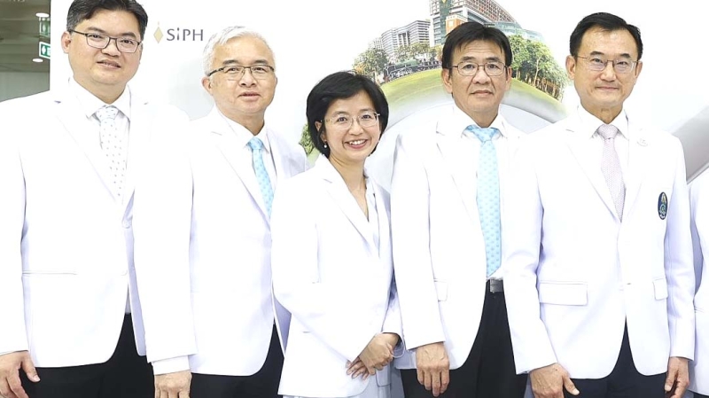สู่ความเป็นเลิศในเอเชียอาคเนย์ : ศ.นพ.อภิชาติ อัศวมงคลกุล คณบดีคณะแพทยศาสตร์ ศิริราชพยาบาล และ ศ.นพ.กฤตย์วิกรม ดุรงค์พิศิษฏ์กุล ผอ.โรงพยาบาลศิริราช ปิยมหาราชการุณย์ ร่วมกับทีมแพทย์ผู้เชี่ยวชาญและพยาบาล ร่วมฉลองความสำเร็จการก้าวสู่ปีที่ 14 ในการให้บริการทางการแพทย์ภายใต้แนวคิดสำคัญ “ผู้รับ ผู้ให้” เพื่อนำรายได้คืนสู่คณะแพทยศาสตร์ศิริราชพยาบาล ที่ โรงพยาบาลศิริราช