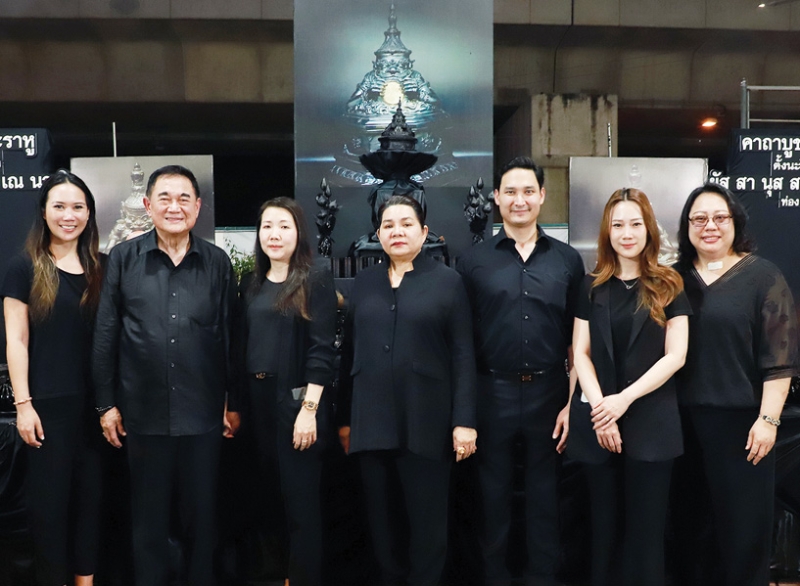 ไหว้พระราหู : ดร.อัศวิน อิงคะกุล ประธานกรรมการบริหาร มิราเคิล กรุ๊ป นำคณะผู้บริหารและพนักงาน ร่วมพิธี
ไหว้ “พระราหู” เทพแห่งพลังบวกและการเปลี่ยนแปลง เพื่อขจัดเคราะห์ เสริมโชคลาภและความก้าวหน้า
เสริมพลังชีวิตให้มั่นคงและรุ่งเรือง โดยมี นุจรี วิบูลเชื้อ, อนัคพล อิงคะกุล, ลักษมีกานต์ อิงคะกุล, นันทนัทนิดา
อิงคะกุล, จันทจิตา อิงคะกุล และ เดือนสิริ สิริพีรธรรม ร่วมงาน ที่ โรงแรมมิราเคิล แกรนด์ คอนเวนชั่น