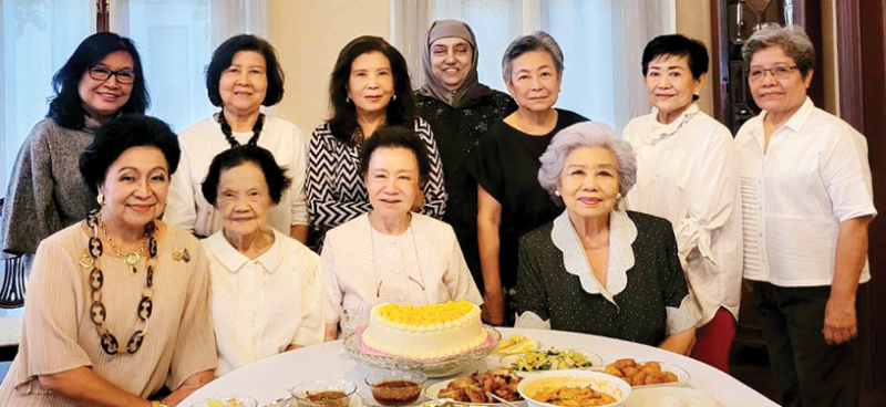 เพื่อนพ้องฉลองวันเกิด : ณฐินี ศรียุกต์ศิริ ชวนกัลยาณมิตรสังสรรค์ฉลองให้คนเกิดเดือนเมษายน ลลิสา จงบารมี ประธานคณะกรรมการมูลนิธิธารศิลป์รักษ์จิตรกร และ นันทชา สินพัฒนสกุล โดยมี ประพิณพร
เหตระกูล, พล.อ.ต.พญ.ทรงพร วาณิชเสนี, พ.ต.อ.หญิงนิพร ชนะโชติ, เสริมศักดิ์ คงสุวรรณ,
อมิตดา เชื้อสีห์แก้ว, พรรณราย อางกูล และ ศศิกาญจน์ เทพชาตรี ร่วมอวยพรในงาน ที่ บ้านสุขุมวิท 77

