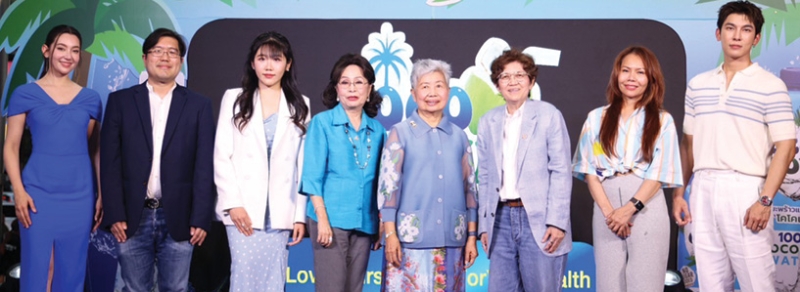 น้ำมะพร้าวเพื่อสุขภาพ : ศ.กิตติคุณ ดร.อัจฉรา จันทร์ฉาย ประธานที่ปรึกษากิตติมศักดิ์ และ ดร.ณราทิพย์
อร่ามวัฒนานนท์ ประธานกรรมการบริหาร บจก.ยูนิคอร์น คอนซูมเมอร์ เจ้าของแบรนด์ “Cocolove (โคโคเลิฟ)”
เปิดตัวแคมเปญ “Love yourself, Drink for your health” รณรงค์ให้คนไทยดื่มนํ้ามะพร้าวแท้ 100% เพื่อสุขภาพที่ดีและแข็งแรง โดยมีคณะผู้บริหาร, เบลล่า ราณี และ มิว ศุภศิษฏ์ ร่วมงาน ที่ ห้างบิ๊กซี ราชดำริ